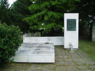 Kecskemét, Béke fasor 71A Kada Elek sírja.jpg Kecskemét, Béke fasor 71A Kada Elek sírja.jpg