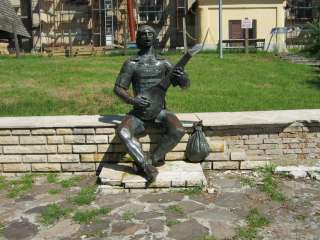 Nyírbátor, Báthori u. 24. előtt Tinódi szobra.jpg Nyírbátor, Báthori u. 24. előtt Tinódi szobra.jpg